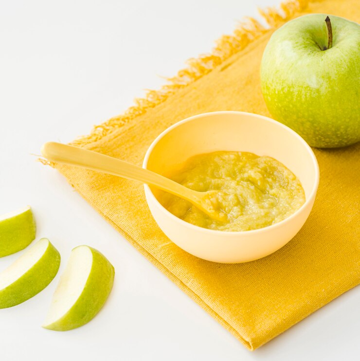 puree-pommes-pour-bebe-table_23-2148572172