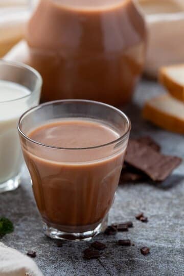 verre-lait-au-chocolat-surface-sombre_1150-43335