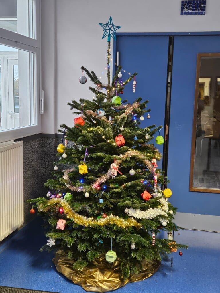 Lire la suite à propos de l’article Un sapin de Noël au collège !